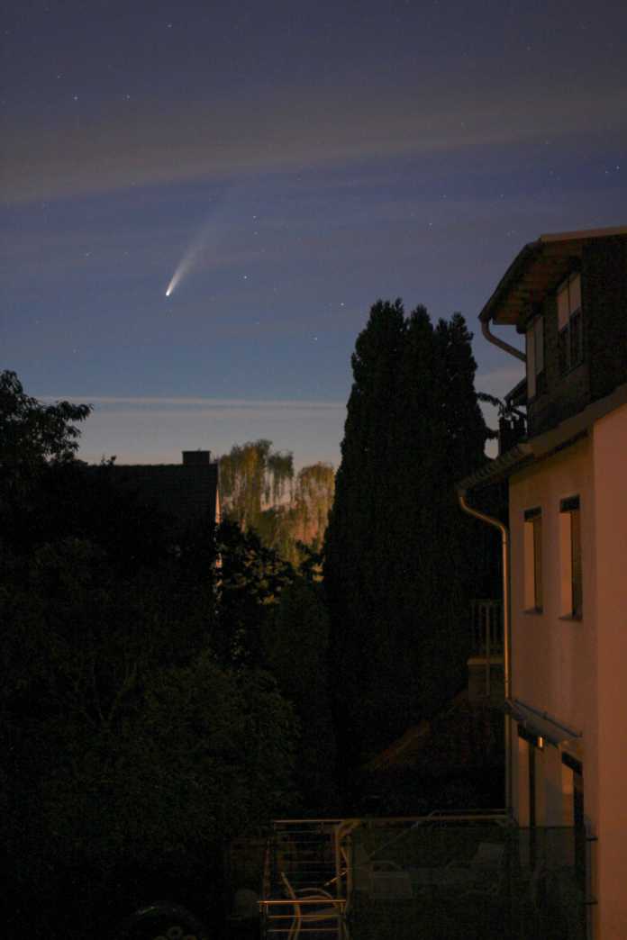 Komet Neowise über einer Wohnsiedlung  nahe Hannover, aufgenommen am 13.07.