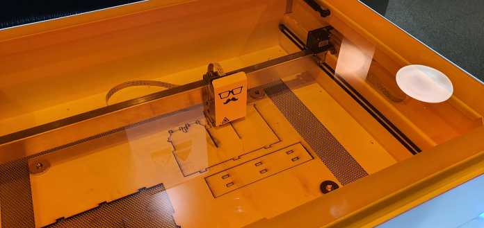Ein Lasercutter schneidet Teile aus Holz.