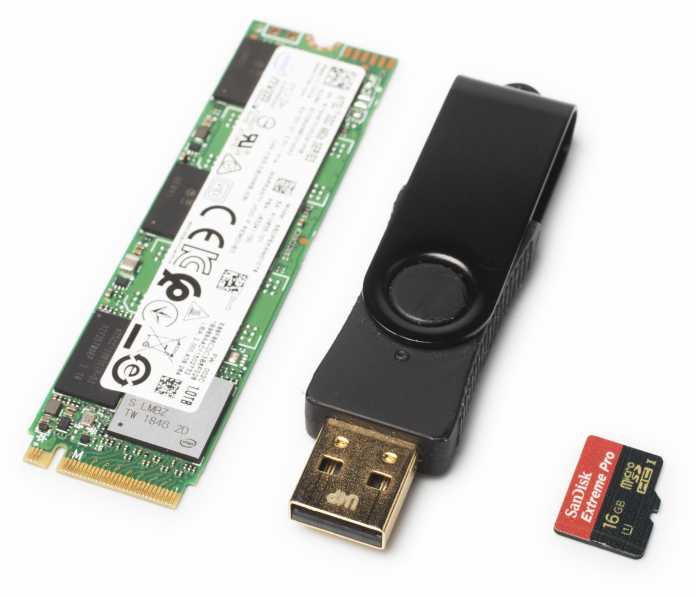 Boot-Medien für Mini-Server: Außer einer SSD sind auch USB-Sticks und MicroSD-Karten nutzbar.