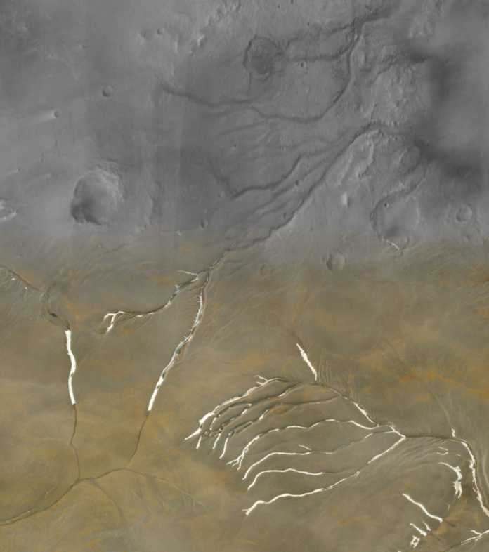 Oben Täler auf dem Mars, unten auf Devon Island