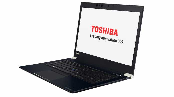 Ein Toshiba-Laptop; der Bildschirm zeigt "Toshiba Leading Innovation"