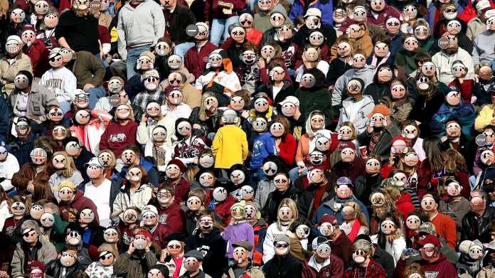 Menschenmenge mit Masken