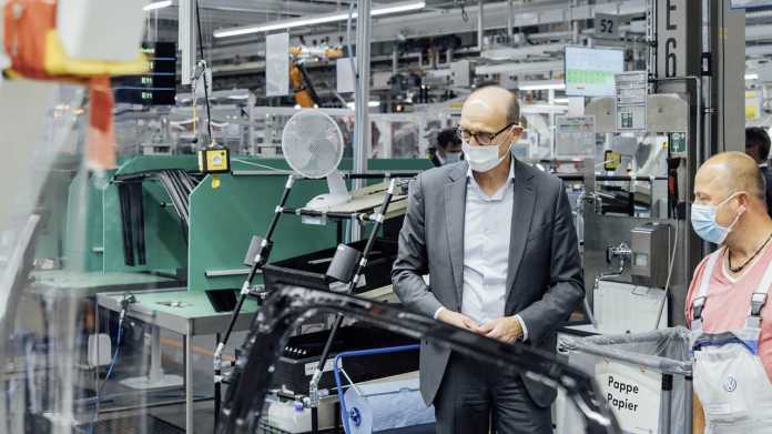 Ralf Brandstätter, CEO der Marke VW, lässt sich im Werk Zwickau zum Start der Serienproduktion des ID.4 die Fertigungslinie im Bereich Türmontage erklären.