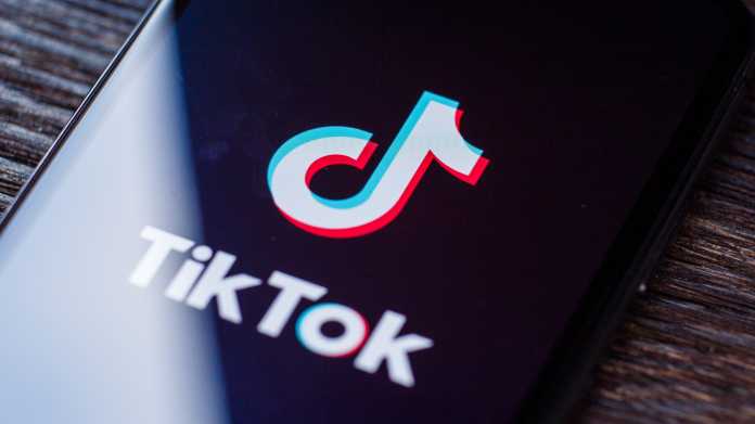 TikTok-Logo auf Handyscreen