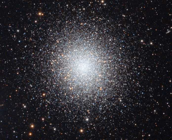 Messier 13 ist der hellste Kugelsternhaufen der Milchstraße, der bei dunklem Himmel schon mit bloßem Auge zu erkennen ist. Er ist 25100 Lichtjahre entfernt, durchmisst 145 Lichtjahre und enthält etwa 300.000 Sterne.