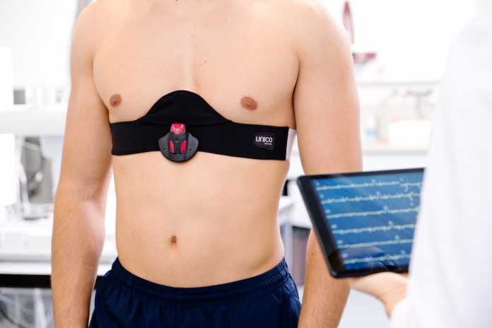 Mit elektronischen Fasern ausgestattet kann ein flexibler Brustgurt die Herzaktivität messen, die Atmung und den Blutsauerstoffgehalt. Der Gurt ermöglicht so die kontinuierliche Überwachung der Vitalfunktionen.