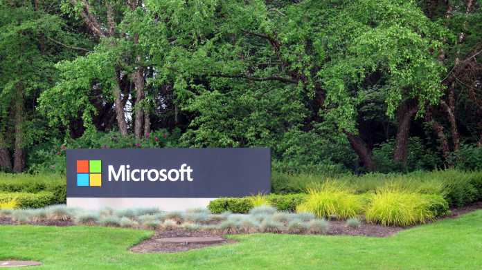 Schild "Microsoft" an der Einfahrt zum MS-Campus nahe Seattle 