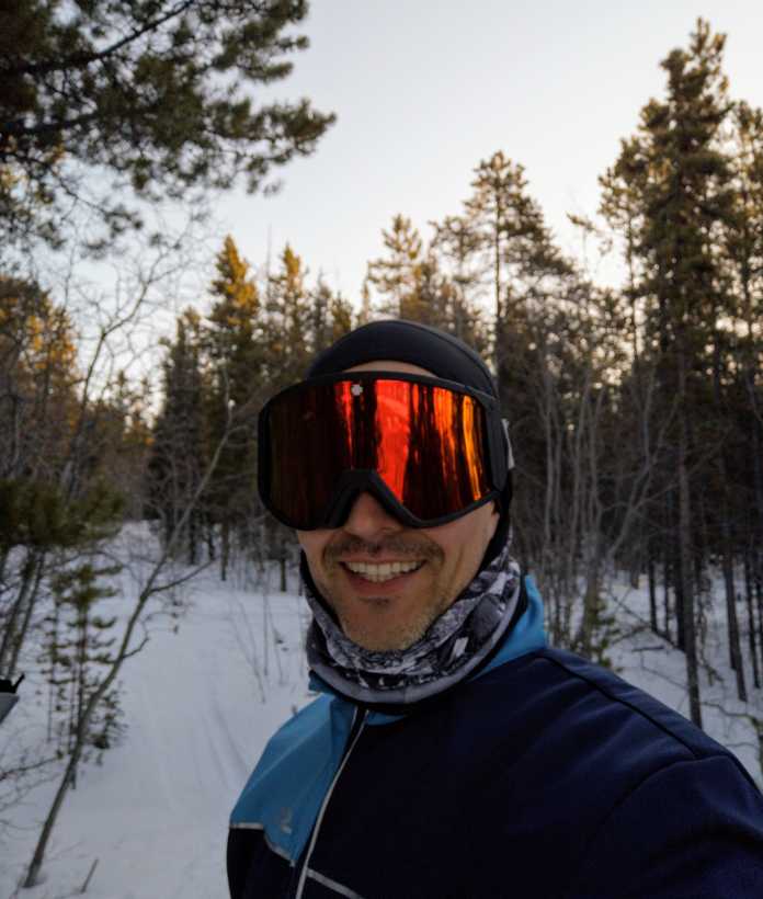 Selfie eines Langläufers mit verspiegelter Skibrille