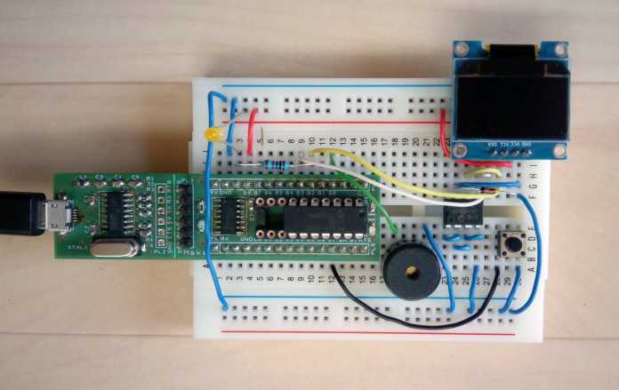 Steckbrett mit Nano-Axe-Board, elektronischen Bauteilen und einem dunklen OLED-Display.
