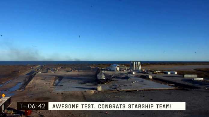Kaputtes Starship, darunter Einblendung &quot;Awesome Test! Congrats Starship Team!&quot;