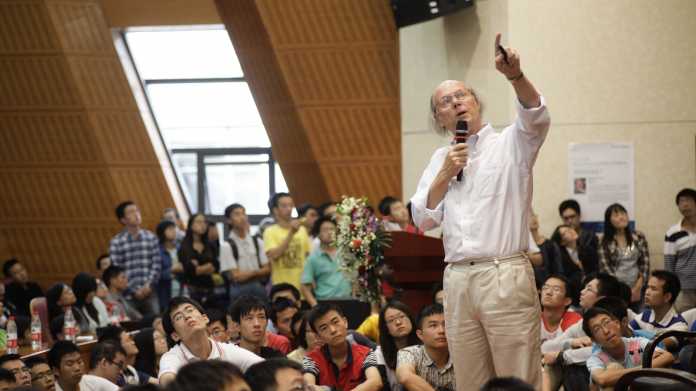 Dr. Bjarne Stroustrup hält eine Vorlesung vor Studierenden der Shanghai Jiao Tong University (2014)