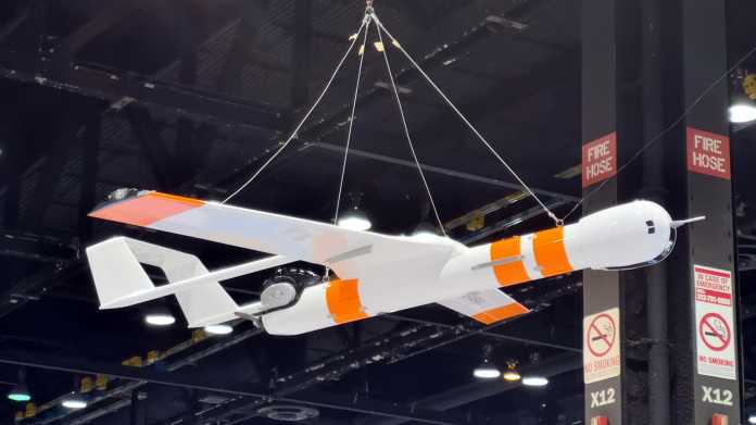 Weiße Starrflügeldrone mit orangen Streifen