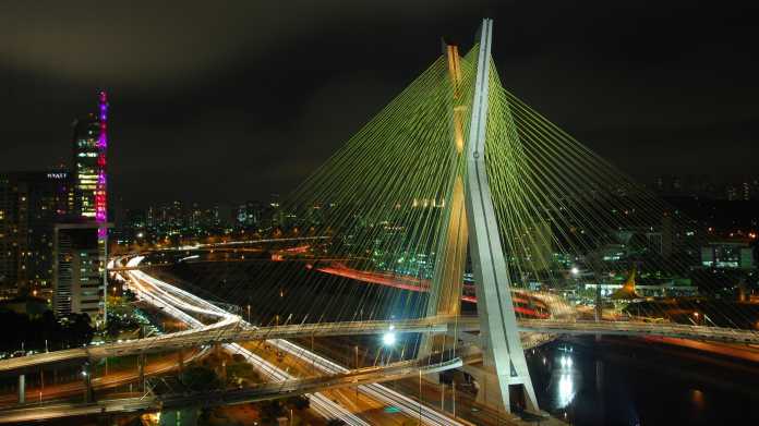 Nachtaufnahme einer beleuchteten Brücke