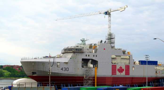 Graues Schiff mit aufgemalter Fahne Kanadas in Bau