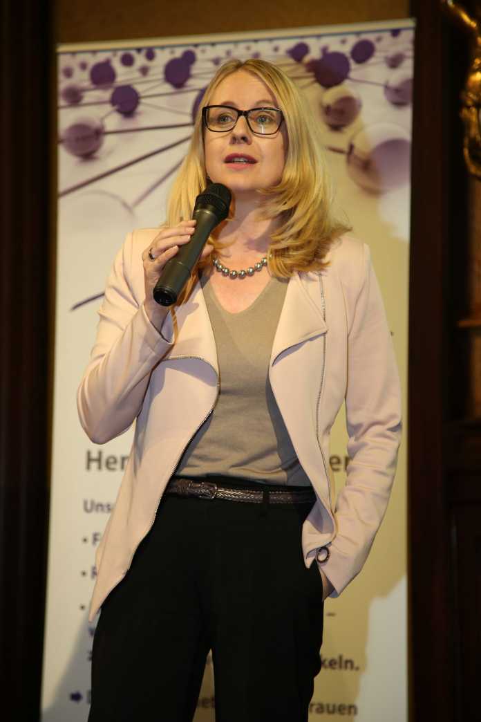 Margarete Schramböck mit Mikrofon