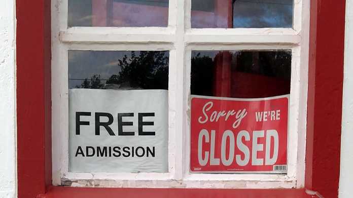 Ladenfenster mit Schilder "FREE Admission" und "Sorry we're CLOSED"
