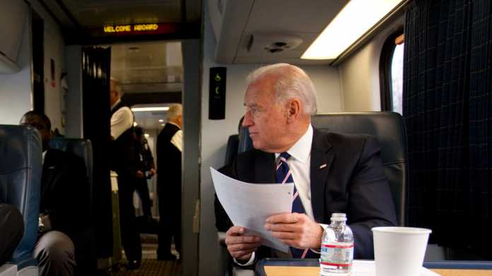 Joe Biden sitzt in einem Amtrak-Großraumwagen
