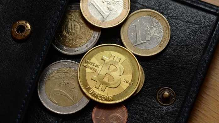 Bitcoin zwischen Euromünzen