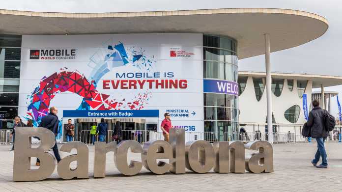 Außenansicht des Haupteingangs zum Messegelände der Fira Barcelona beim Mobile World Congress 2019.