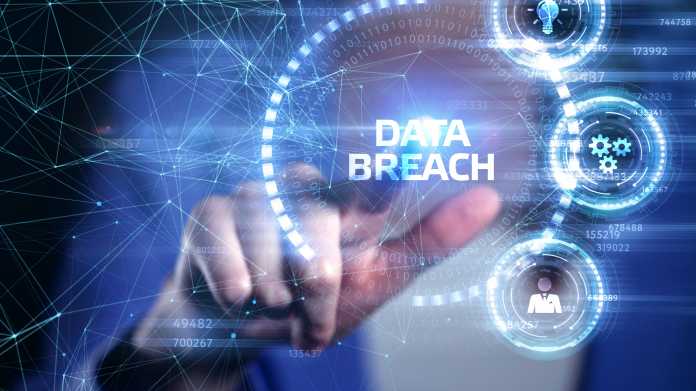 "DATA BREACH" eingeblendet auf futuristischem Bildschirm