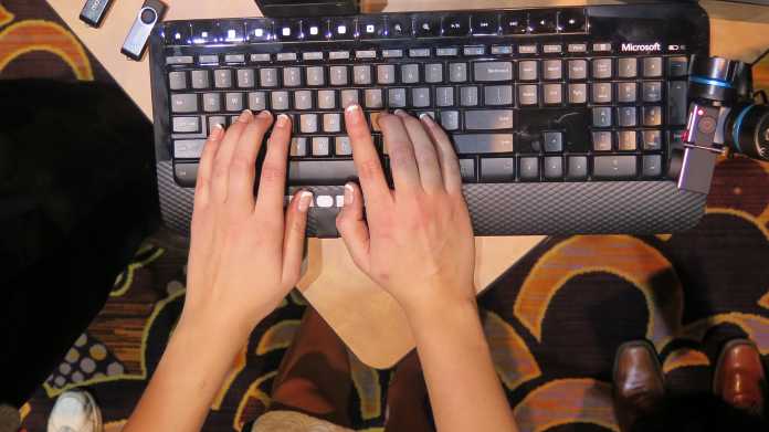 Frauenhände über Tastatur