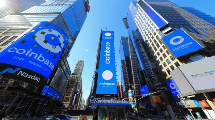 Coinbase-Logos auf riesigen Leuchtplakaten