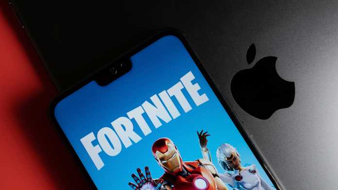 Scritta Fortnite sullo schermo del telefono