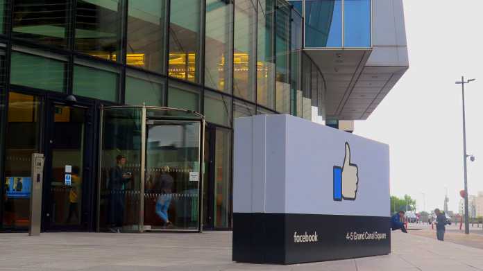 Glaspalast, davor großes Schild mit Facebook-Daumen