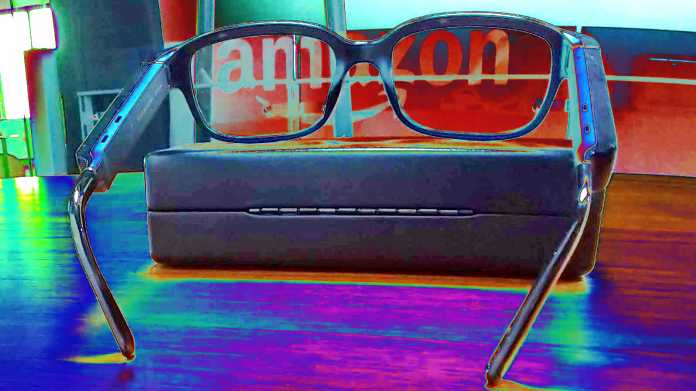 Fabrverfälschtes Bild einer Amazon-Echo-Brille, dahinter ein Amazon-Logo