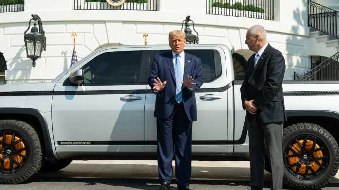 Donald Trump, Steven Burns vor einem Pickup, dahinter das Weiße Haus