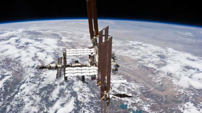 Die ISS vor dem Erdball