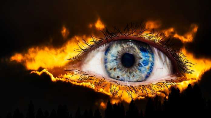 Ein Auge, umgeben von lodernden Flammen