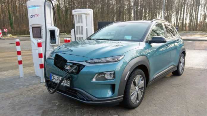 Ladesäule mit Hyundai Kona electric