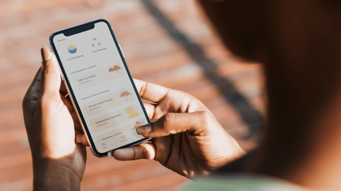Eine Frau intergiert mit Pocketcoach auf ihrem Handy