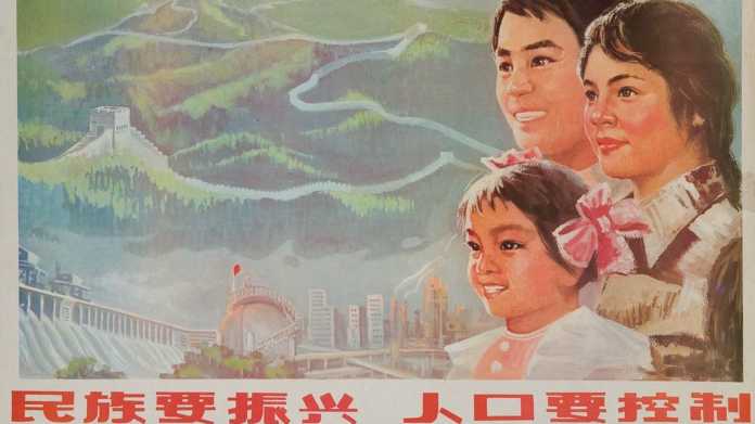 Chinesisches Propagandaposter mit einer Frau, einem Mann und einem Mädchen