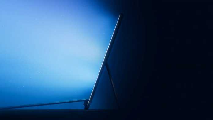 Ein Bildschirm strahlt blaues Licht ab