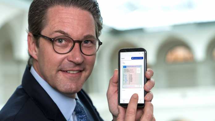 Bundesverkehrsminister Andreas Scheuer (CSU) mit Führerschein-App
