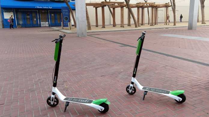 2 abgestellte Lime-Scooter