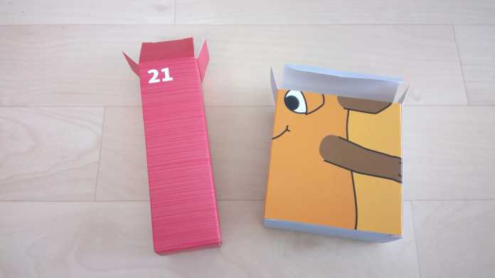 Eine rote Verpackung mit der Ziffer 21 und eine Verpackung mit einer halben Maus (von der &quot;Sendung mit der Maus&quot;).