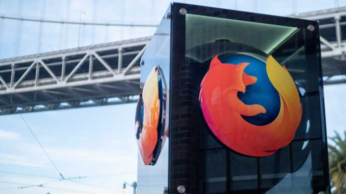 Glazen kubus met Firefox-logo's, achter een grote hangbrug
