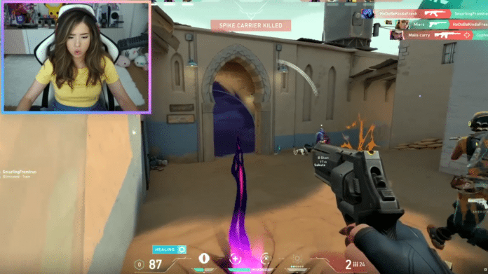 Screenshot eines First-Person-Shooter-Spiels, links oben ist eine junge Frau eingeblendet