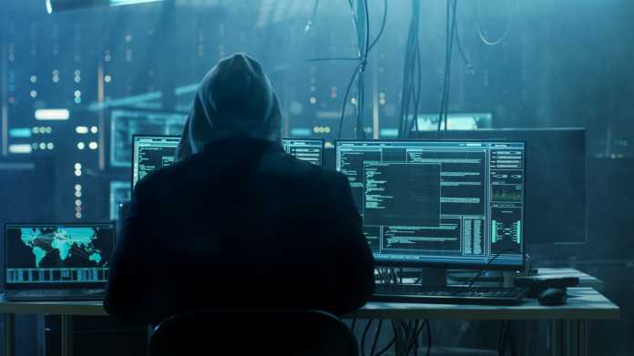 Hacker im Hoodie am Computer