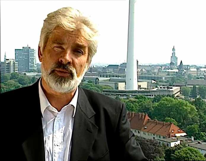 Als wissenschaftlicher Direktor des Deutschen Klimarechenzentrums wies Klaus Hasselmann (hier in einem Video von 1992, siehe ct.de/ydtc) die Bedeutung des von Menschen verursachten CO2 für die Erderwärmung nach., Bild: DKRZ