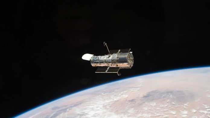 Weltraumteleskop Hubble im Orbit über der Erde