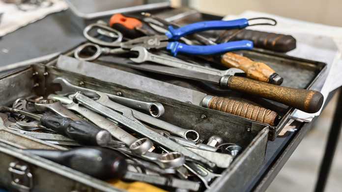 Eine Werkzeugkiste mit vielen verschiedenen Werkzeugen.