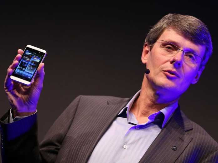 Torsten Heins zeigt ein BB10-Smartphone