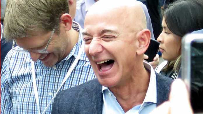 Jeff Bezos, herzhaft lachend