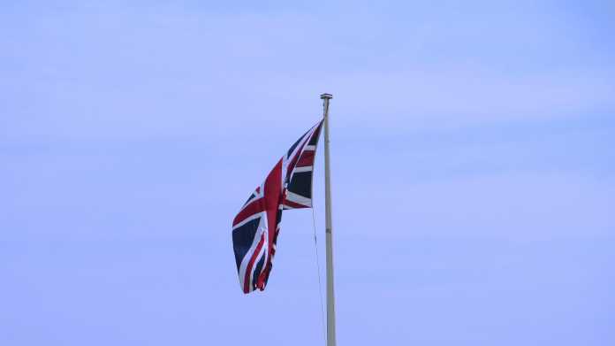 Ein Union Jack hängt bei schwachem Wind von einem Fahnenmast