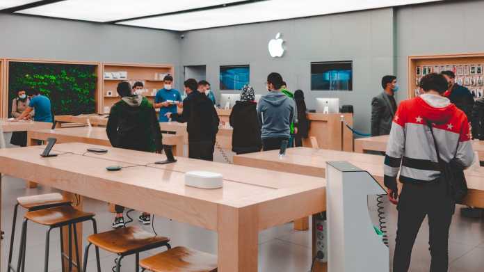 Menschen in einem Apple Store