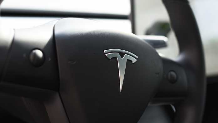 Tesla,Logo,On,Steering,Wheel,Of,The,Electric,Vehicle,By